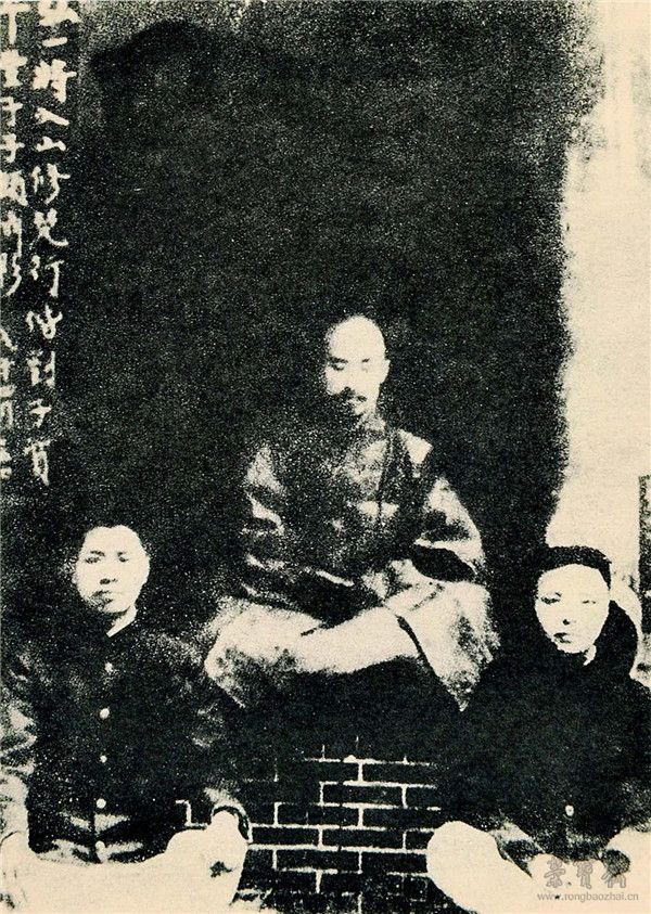 丰子恺（右）、刘质平（左）与老师弘一法师合影